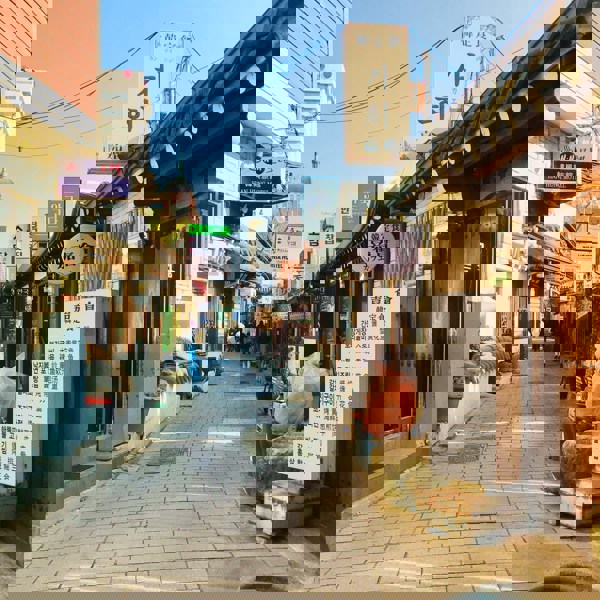 Hyggelig gade i Sydkorea på en solskinsdag