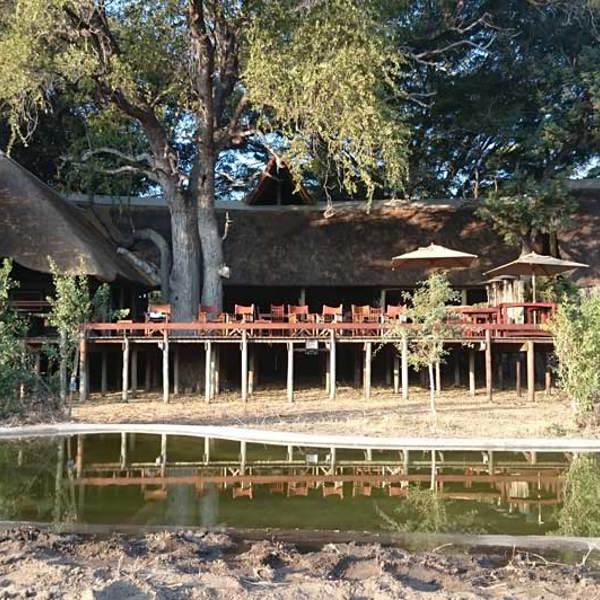 Sø foran Simbavati River Lodge