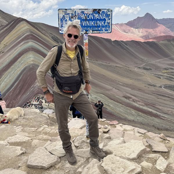 Jesper Hannibal ved Rainbow Mountain i Peru