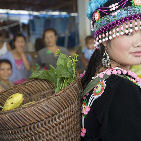 Smuk kvinde på vej hjem fra markedet, Laos