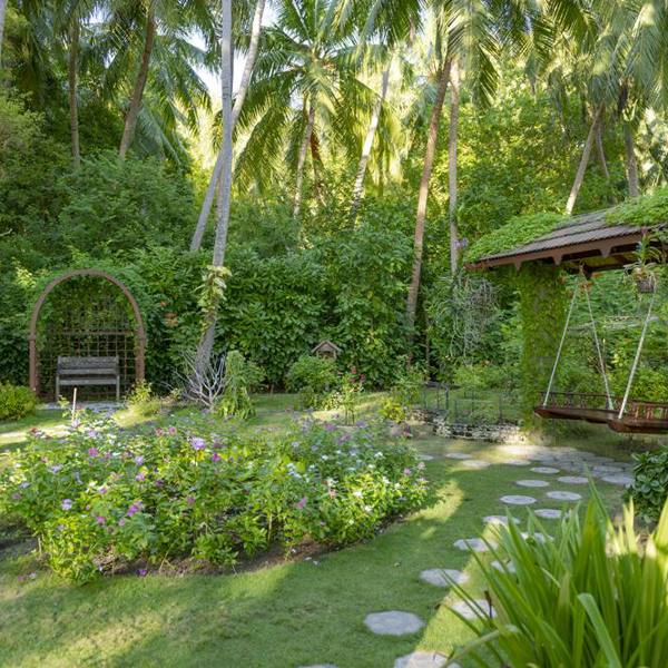 Den hyggelige have på Royal Island Resort & Spa, Baa Atoll, Maldiverne