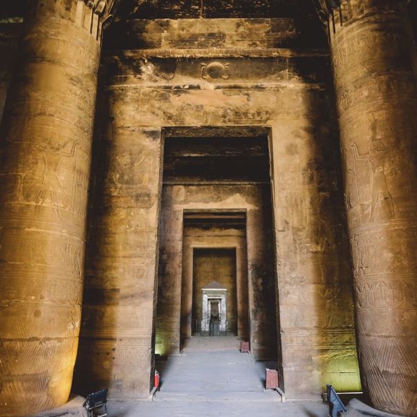 Edfu tempelet har højt til loftet og brede gange