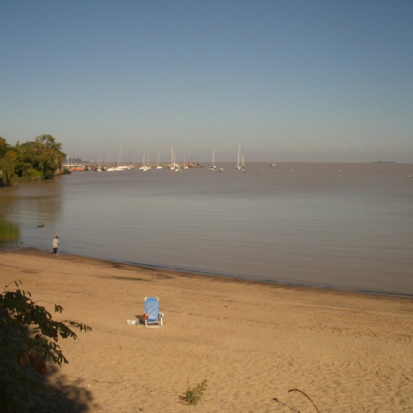 stranden i Colonia ned til floden