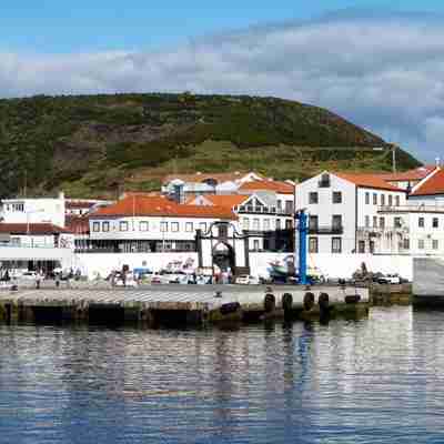 Bakketop rejser sig bag havneby, Azorerne
