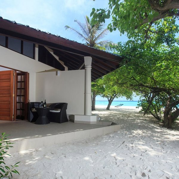 Standard villa udefra på Embudu Village i Maldiverne