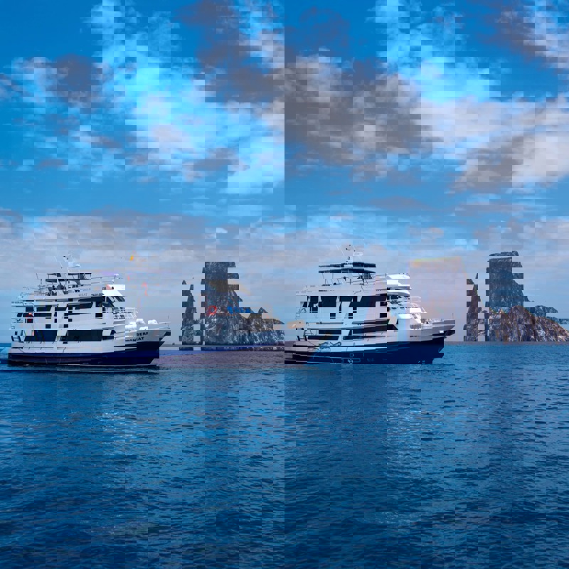I:\AXUMIMAGES\Sydamerika\Ecuador\galapagos\BĂĄde\Monserrat\Monserrat-Galapagos-Cruises-Panoramic-Leon-Dormido-Kicker-Rock-2021-9-scaled