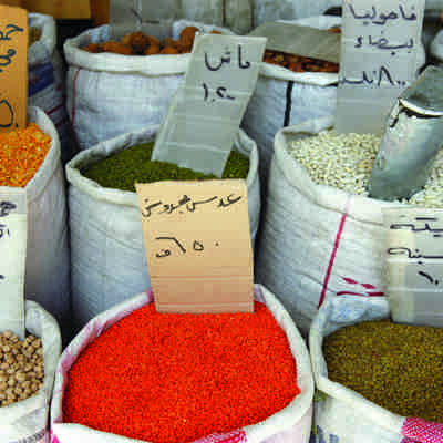 Farverige krydderier i souken i Amman, Jordan