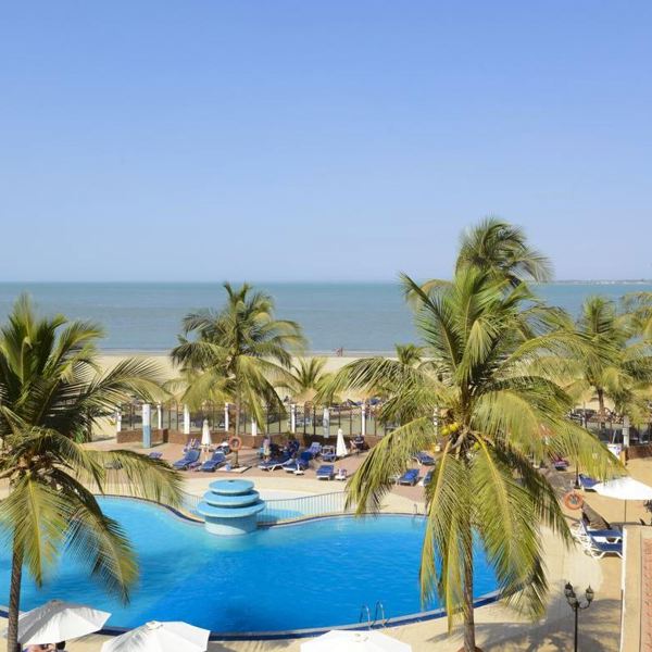 Udsigt udover palmetræer og pool