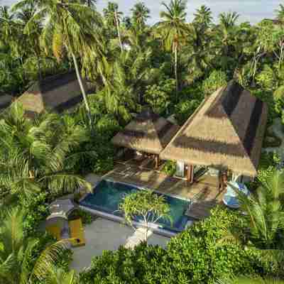 En beach villa med pool set fra luften på Pullman Muumutaa Maldiverne