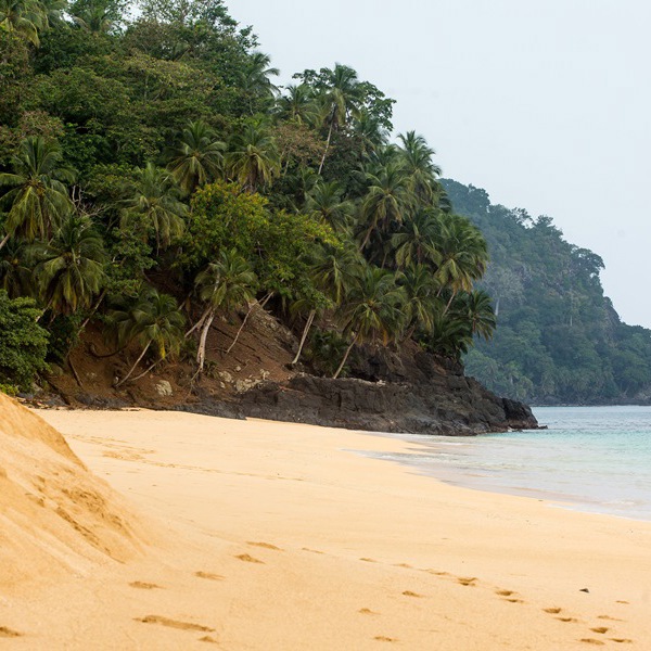 Øde strand på Principe