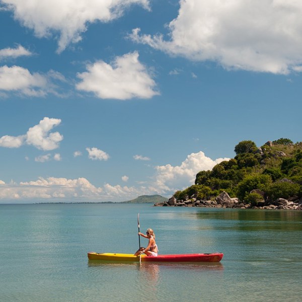 Kvinde i kajak ved Kaya Mawa