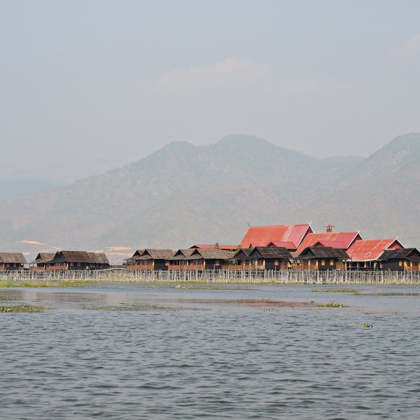 En lokal landsby på Inle søen, Myanmar