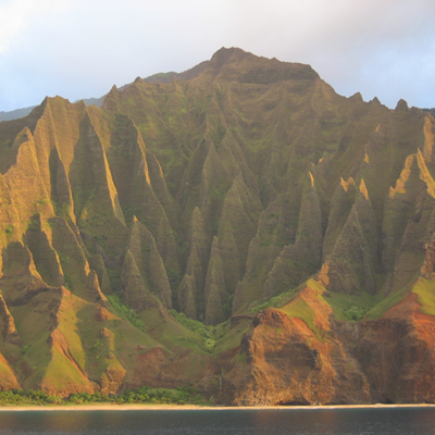 Solen bringer rødligt skær frem i klipperne på Kauai