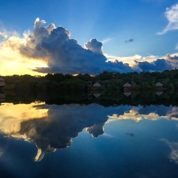 Afspejlinger i vandet ved Juma Lodge