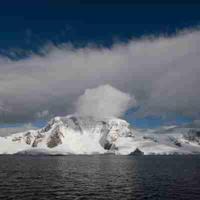 Isbjerge med en sky på toppen, Antarktisk