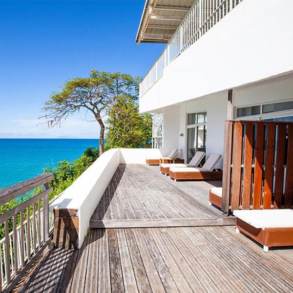 Gouadeloupe, Altan med solstole og udsigt