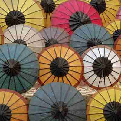 Farverige parasoller i Laos