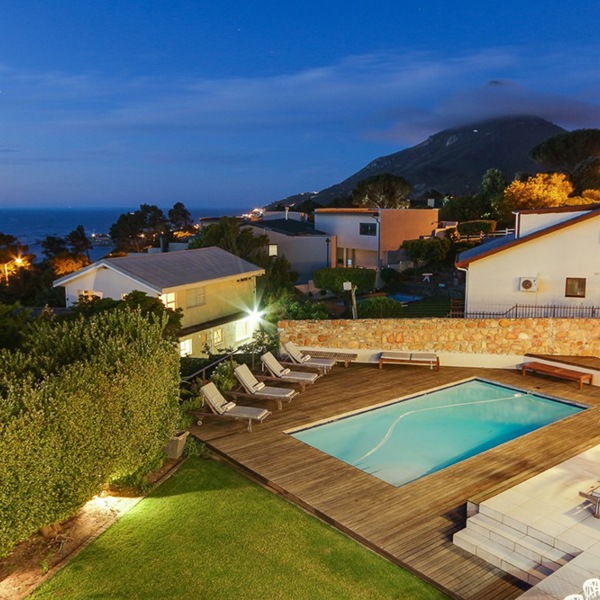 Udsigt over pool og havet fra 1. sal