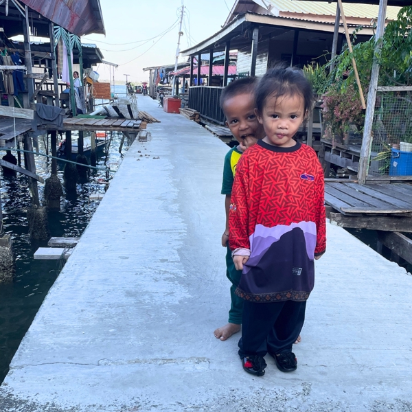 Børn på broen i Kampong Ayer