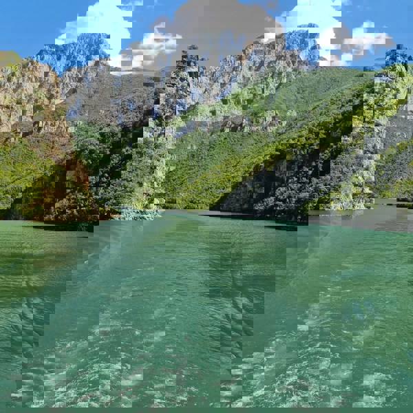 Komani Lake fra båd