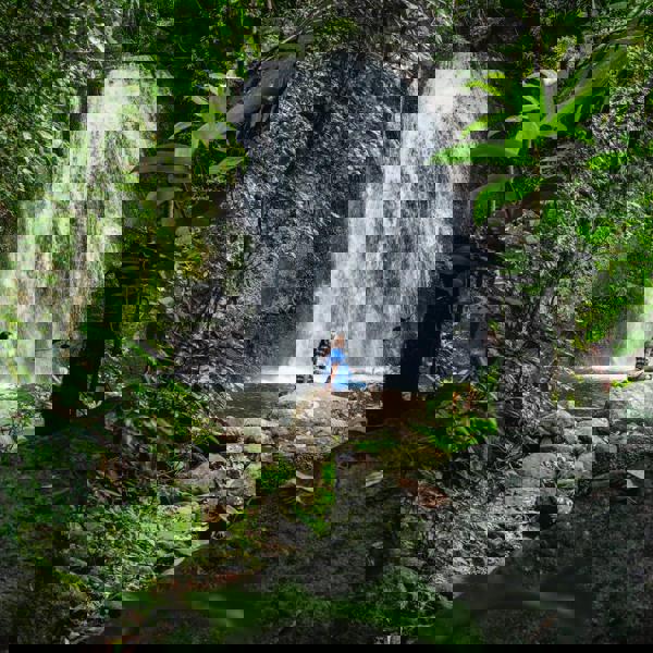 Besøg vandfald i den naturbeskyttede skov på Namkat Yorla Pa Resort i Laos