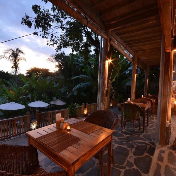 Hyggelig belysning på hotellets lille restaurant