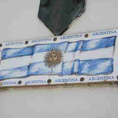 Det argentinske flag pryder et hus