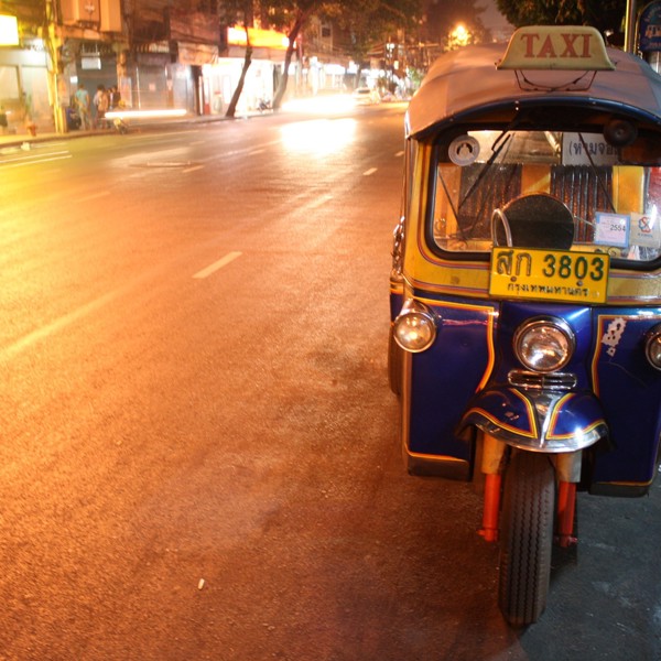 Tuk tuk ved aftentide, Thailand