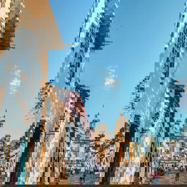 Farverige huse og kirke i Tiradentes, Minas Gerais, Brasilien