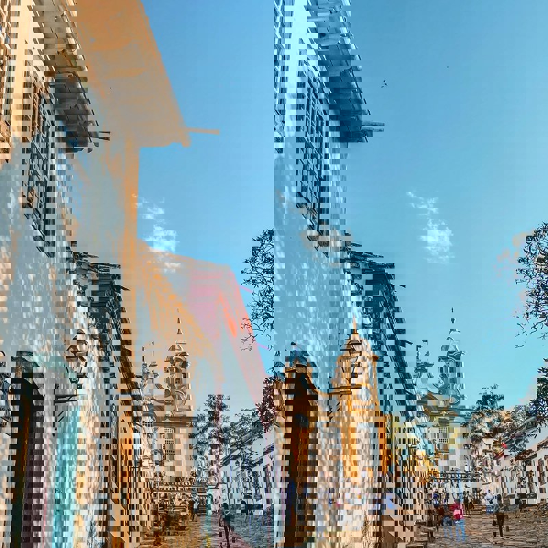 Farverige huse og kirke i Tiradentes, Minas Gerais, Brasilien