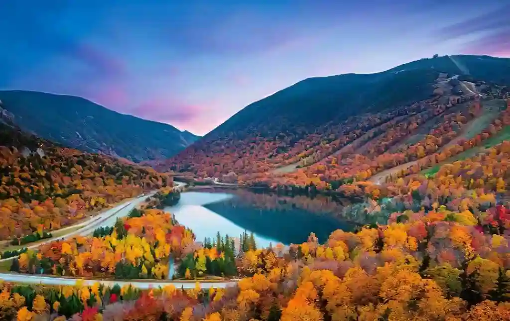 Vej rundt om sø igennem fantastisk efterårs landskab i White Mountains New Hampshire