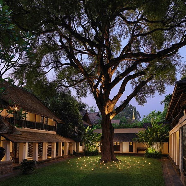 Gårdhaven om aftenen, Tamarind Village, Chiang Mai, Thailand