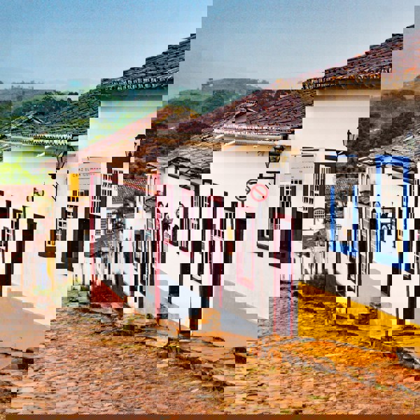 Farverige huse i Tiradentes, Minas Gerais, Brasilien