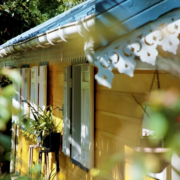 Lokal arkitektur på de små farverige huse