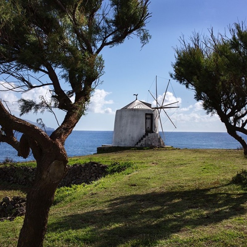 Corvo, hvid vindmølle ved havet