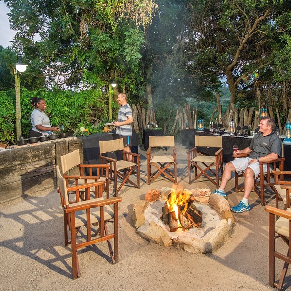 Kok og ranger forbereder måltid udenfor