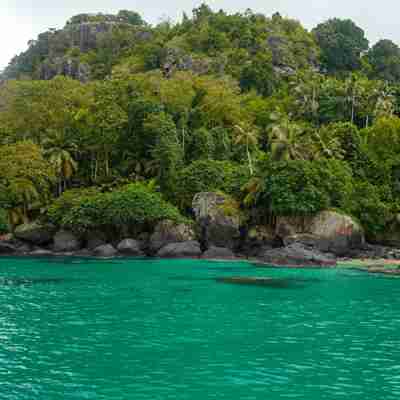 Turkisblåt vand og frodig regnskov på Sao Tome og Principe