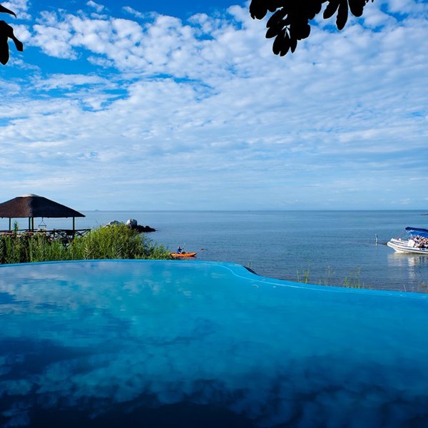 Infinitypool med udsigt over søen