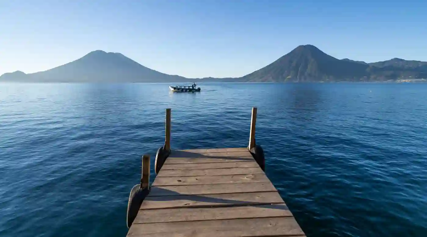 I:\AXUMIMAGES\Mellemamerika\guatemala\Det centrale guatemala\Bridge and lake