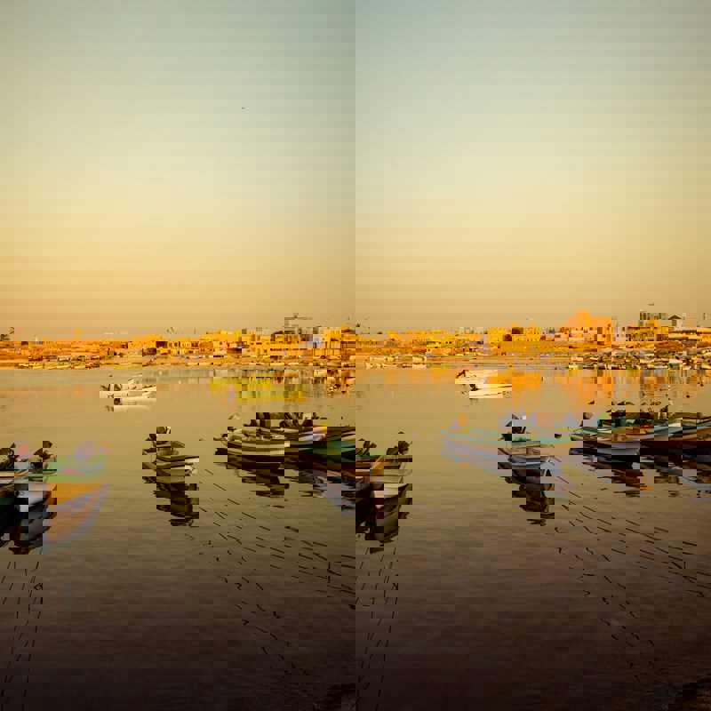 Solnedgang over bådene i Salalah i Oman