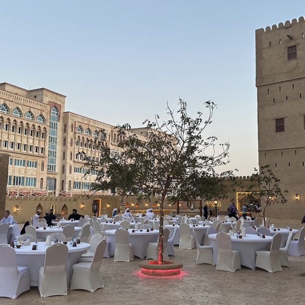 Muskat torv fyldt med stole til selskab, Oman