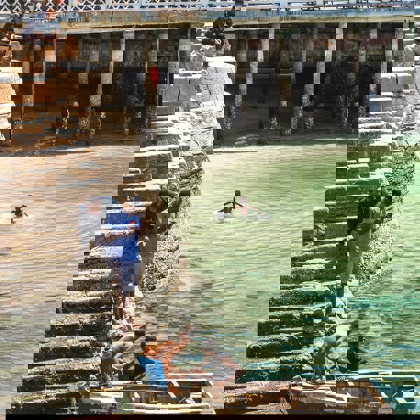 Børn leger ved havet