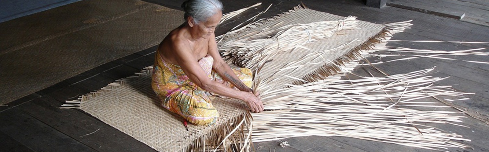 Dame væver i Iban-langhus, Borneo, Malaysia