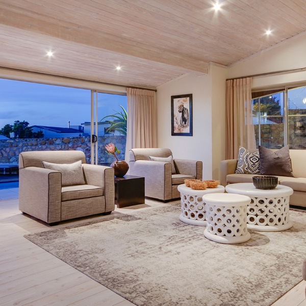 Lounge område med udgang til poolen