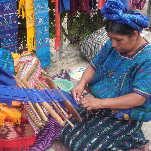 Farverige kvinder ved Lake Atitilan, Guatemala