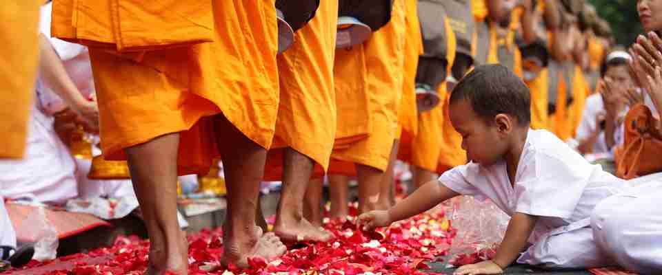Der ofres til munkene, Thailand (2)