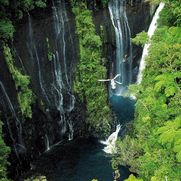Vandfald i frodigt landskab på Reunion