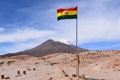 Bolivias flag med udsigt til bjergene