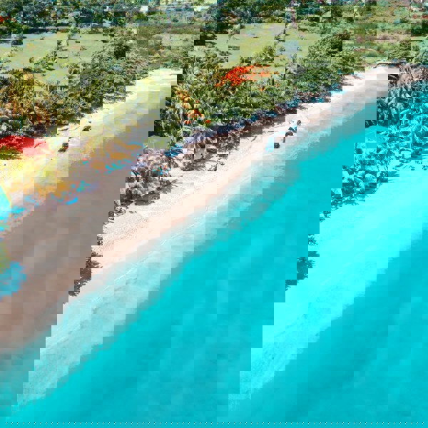 Sandstrand og lyseblåt hav på Grenada