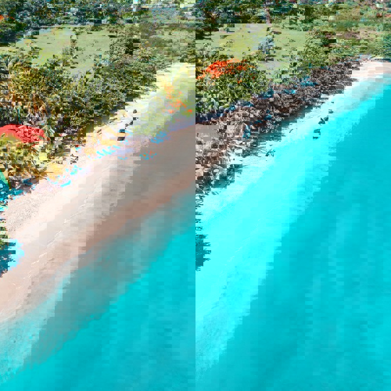 Sandstrand og lyseblåt hav på Grenada